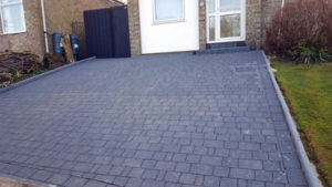 Random course driveway with curbing